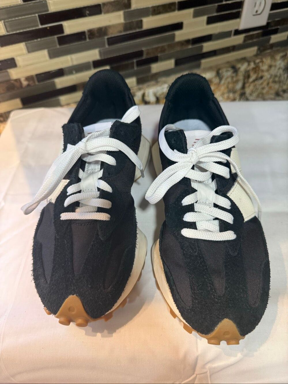 New Balance 327 women's sneakers in a black/ White Sz 6 NWB - Picture 6 of 8